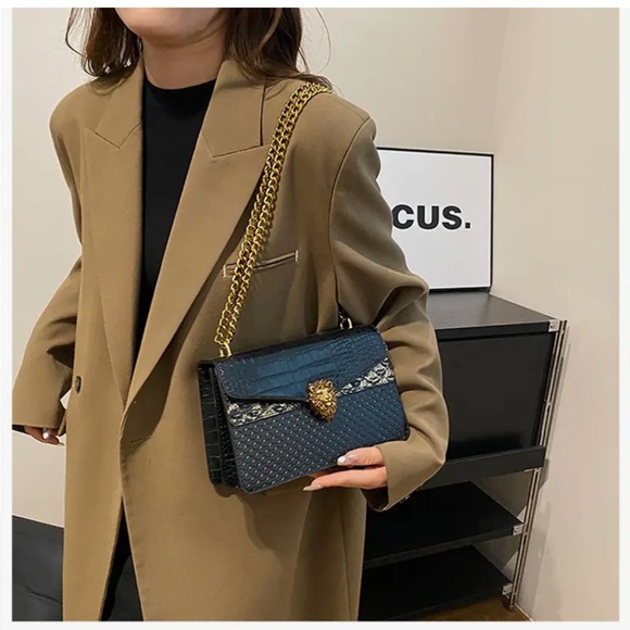 Unbranded Elegant Black Snake-Print Bag w/  Golden Lion Head & Golden Chain-NIP - Picture 6 of 16